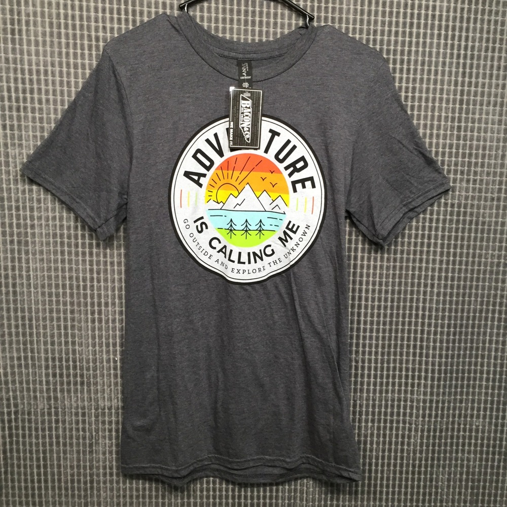 Anvil‎ Mens T-Shirt Adventure Is Calling Me Graphic Small Gray Bacon & Co